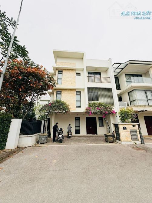 Bán biệt thự góc Arden Park – Hanoi Garden City 324m², sân vườn rộng, full nội thất, 48 tỷ