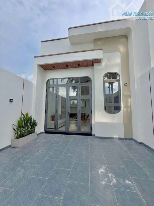 Căn nhà hoàn thiện chỉnh chu, dọn vào ở ngay Chợ Đêm Tân Uyên giáp KCN Thạnh Phú