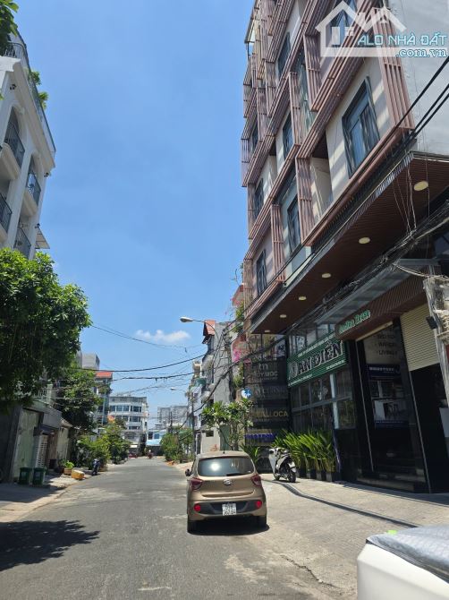 Biệt thự 3 tầng, mặt tiền đường số 45. 240m2, ngang 12m, nội thất cao cấp, đủ công năng.