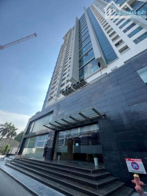 Chính chủ bán gấp căn hộ Golden Land tầng đẹp toà đẹp sổ 111.7m2 ba ngủ. Giá 8 tỷ