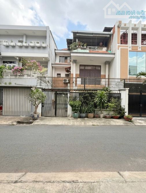 Bán Biệt Thự đường Dương Quảng Hàm-P5-Quận Gò Vấp-Hẻm ô tô 10M-128m2-8x16-3tầng gara ô tô