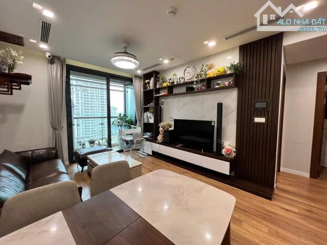 Bán chung cư D5 Trần Thái Tông - Cầu Giấy 125m2 4PN 2VS 10,8 tỷ full nội thất