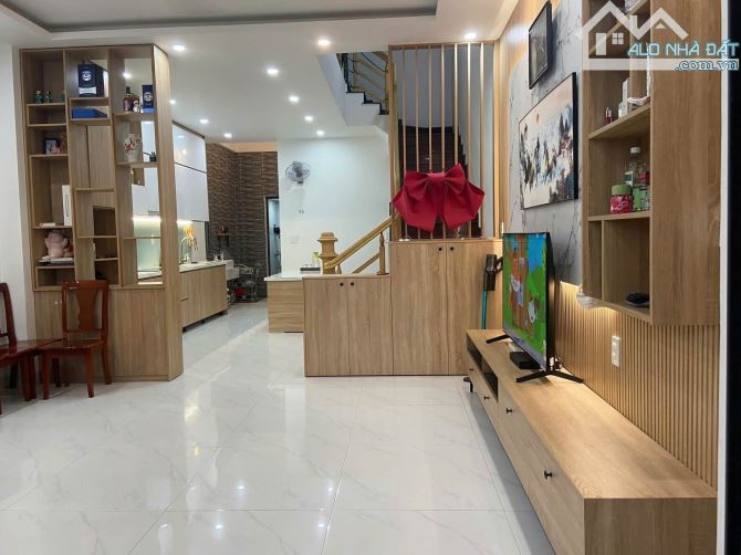 Sụp hầm căn nhà 3 tầng Đối diện công Viên- Hướng đông nam