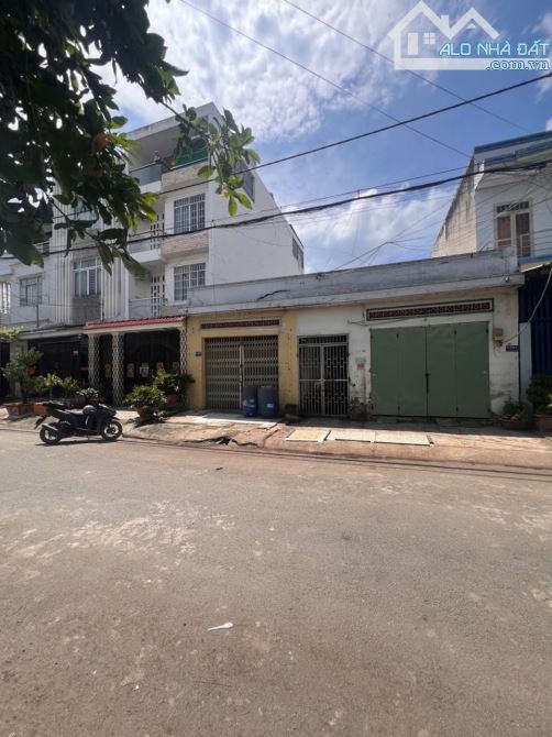 ĐẤT MẶT TIỀN 2 DẪY TRỌ - DT 200M - NGANG 10M XÂY MỚI LÀM KHO - CÓ THỂ MUA LẺ - KHU VỰC XÂ
