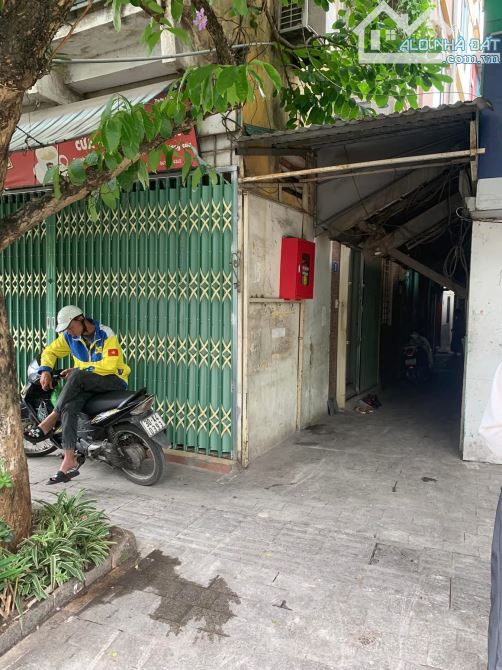 Bán nhà sát phố Kim Mã 23,8m2 3 tầng, mặt ngõ 20m ra mặt phố, Ba Đình, giá 5,5 tỷ, 0974487