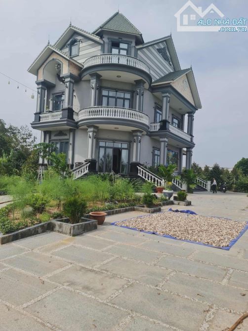 Biệt Thự Nghỉ dưỡng 3700m2 , 3 tầng , DT741, Bến Cát - HCM
