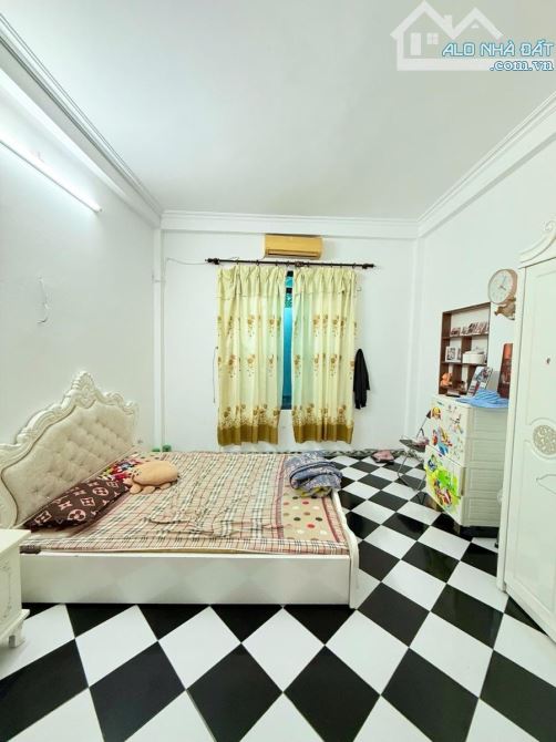 bán nhà Tân Mai 26m2 nhà 4 tầng hơn 4 tỷ sổ đỏ chính chủ.
