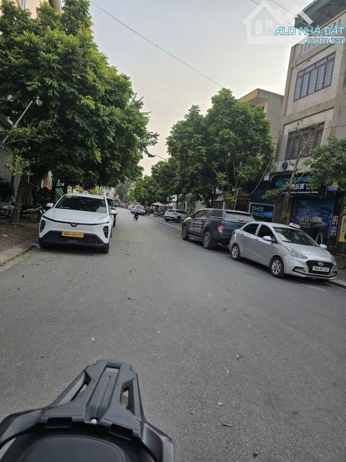 Bán nhà 3 tầng phố mới dt 153m . Mt 9m. Hướng N . Giá 7 tỷ 8