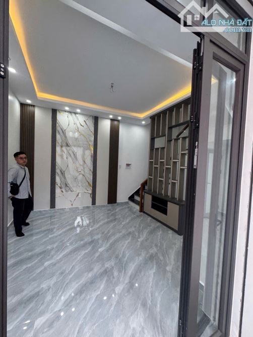 Bán nhà Miếu Hai Xã, 40m², 4 tầng, sân cổng riêng, giá 3 tỷ 85