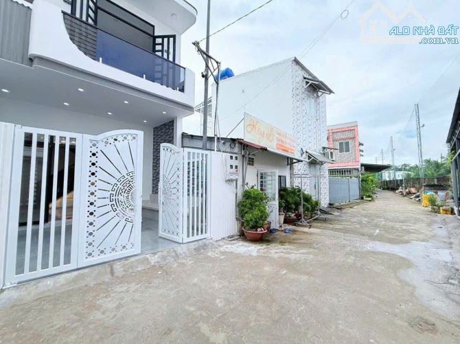 Anh Trai Chuyển Công Tác Nên Cần Bán Lại Căn Nhà Lầu Mới Xây Ngay Gần Trường Lái Bửu Long