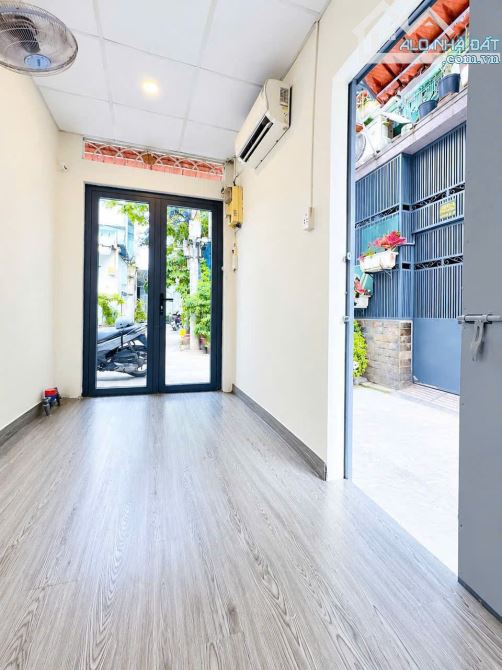 ngay trung tâm phú nhuận nhà nhỏ căn góc xinh xinh 3 Tầng , 2,4 x 6,2m - giá chỉ 2,888 tỷ