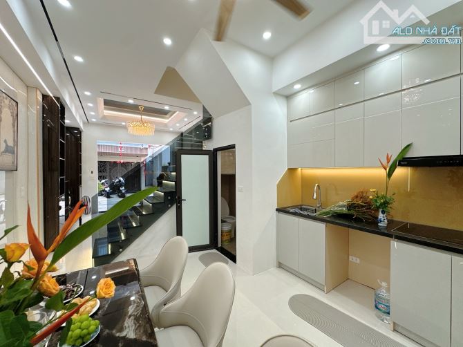TRƯƠNG ĐỊNH HOÀNG MAI - NHÀ MỚI TINH 45M2 - 4 TẦNG FULL NỘI THẤT: 10,3 TỶ ÔTÔ ĐỖ CỬA