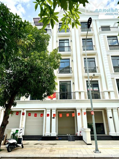 NHÀ PHỐ VINHOMES 5 TẦNG . GIÁ TỐT NHẤT THỊ TRƯỜNG .