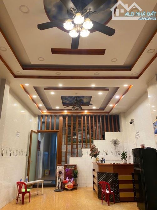 GIÁ MỚI 17.5 TỶ KHÁCH SẠN 21 PHÒNG MẶT TIỀN THU NHẬP 160-180 TRIỆU - THANG MÁY - GIÁP TÂN