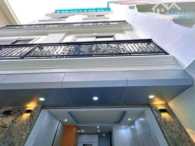 6 tầng thang máy xây mới Phạm Văn Đồng gần phố ngõ đẹp sổ 35m2 x 4 ngủ full đồ.Gấp 10.3 tỷ