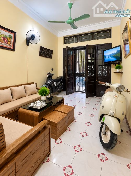 Bán nhà Lạc Long Quân Tây Hồ 46m2, 4 tầng, ngõ thông, gần ô tô, nhỉnh 11 tỷ