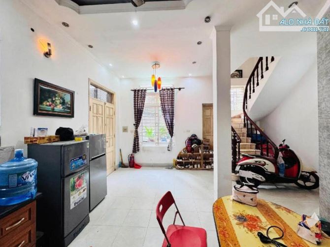 BÁN NHÀ ĐÔNG QUAN, QUAN HOA CẦU GIẤY, NHÀ DÂN TỰ XÂY 43M x 4 TẦNG RẤT THOÁNG, 7,9 TỶ