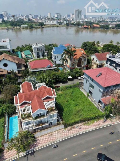 Bán khuôn đất VillaCompound - 2 mặt tiền, cách Sông Sài Gòn chỉ 300m, 18x24m, chỉ 220tr/m2