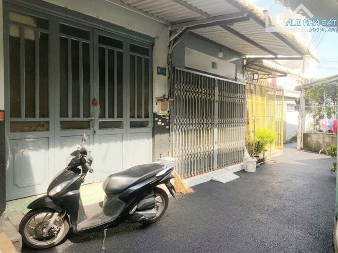 BÁN ĐẤT TẶNG NHÀ P.BÌNH HƯNG, 30M2, SỔ RIÊNG, SÁT QL50, GẦN CHỢ TÂN LIÊM, NHỈNH 1 TỶ