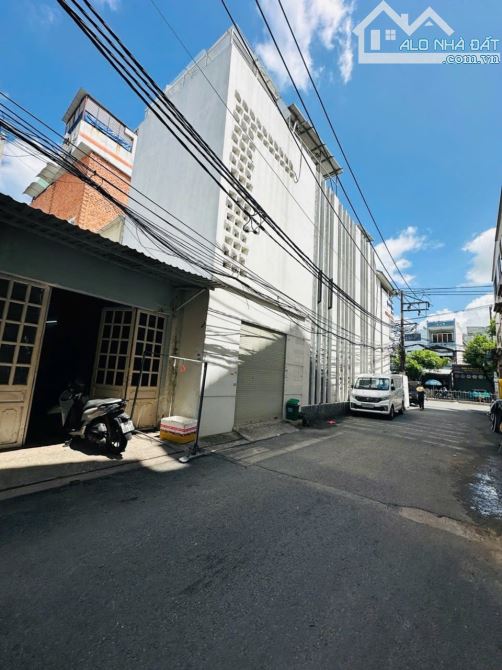 LÊ VĂN QUỚI NGAY MẶT TIỀN - NHÀ CŨ TIỆN XÂY MỚI - NGANG 8M 160M2 XÂY CHDV CỰC ĐẸP - SỔ VUÔ