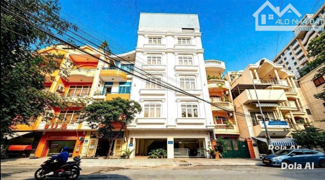 Khách Mặt Tiền Khu Phan Xích Long , 8x21m, 6 Tầng , thang máy , 35 Phòng , Thu nhập 200