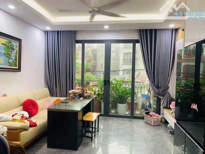 CẦN BÁN NHANH- 12 Tỷ- 37m2, 5T, MT 4.5m- Ngõ Ô Tô- 20m Ra Phố, Ra Hồ- Phố Đại Từ, Linh Đàm