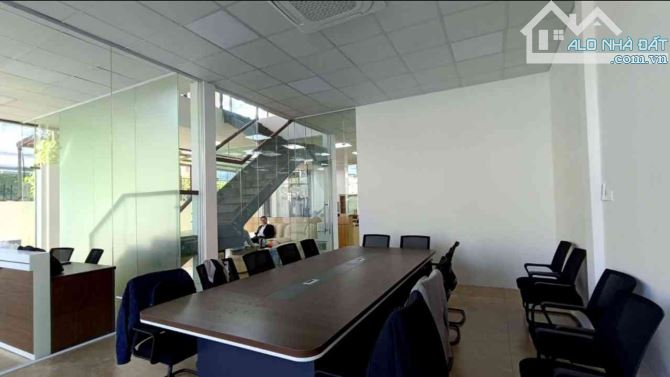 60 tỷ/318 m2/12.2 m Tiền/ Nhà 3 Tầng Việt Hưng/ Phân Lô Vỉa Hè