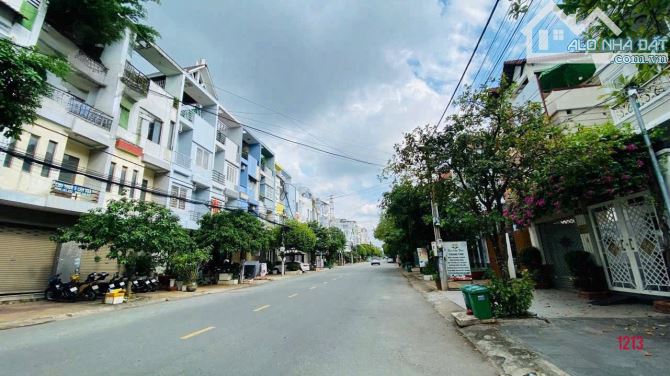 Bán nhà 1T2L diện tích 132m2 mặt tiền đường D9 trong KDC D2D giá 17,5 tỷ