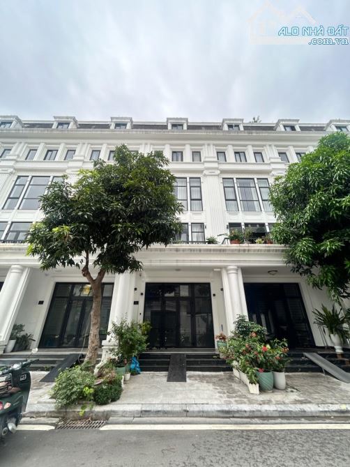 Bán nhà KĐT Louis City Hoàng Mai 100m², 5 Trt, MT 5m, chỉ hơn 200tr/m