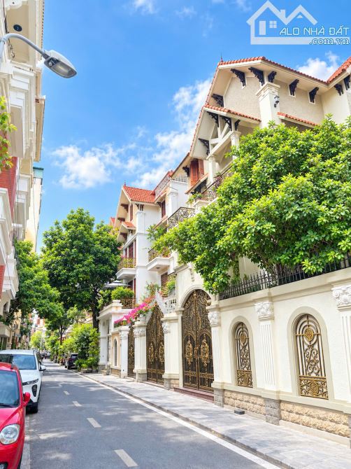 NGƯỜI NHÀ GỬI BÁN BIỆT THỰ PHỐ TRUNG KÍNH – 160m², 4 TẦNG, MT 12,5M, GIÁ 79 TỶ – HÀNG HIẾM