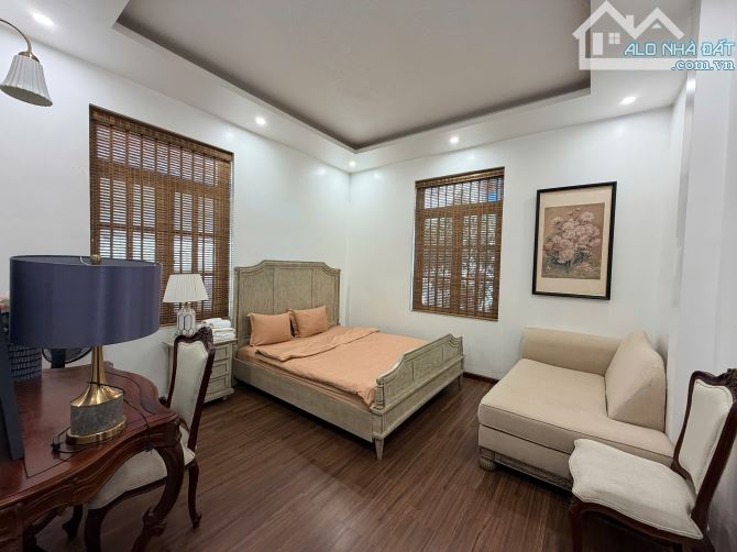 Bán biệt thự sân vườn 408m2 full đất ở Trần Thái Tông cách Hồ Xuân Hương chỉ 3km