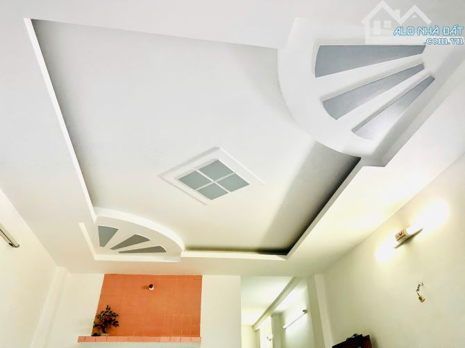 Nhà tốt giá rẻ Hẻm Bà Hom P.13 Quận 6 , 3.4x8m 2 tầng góc 2mt giá chỉ 3 tỷ 5 tl