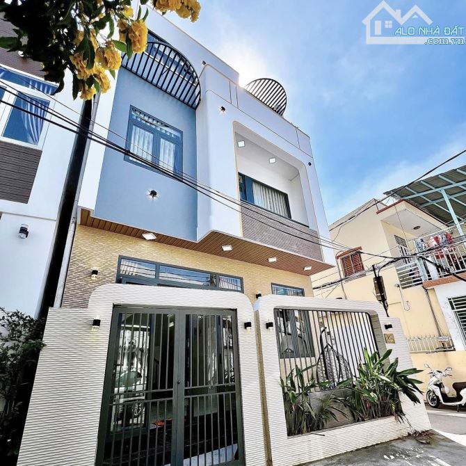 NHÀ 1 TRỆT 2 LẦU HẺM 50 ĐƯỜNG QUANG TRUNG CÁCH LỘ CHÍNH 30M - LỘ 7 M Ô TÔ TỚI NHÀ.