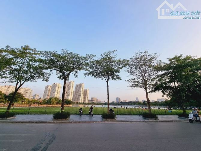 Bán BT đơn lập mặt hồ Thành Phố Giao Lưu, 260m2, 4 tầng, 109 tỷ
