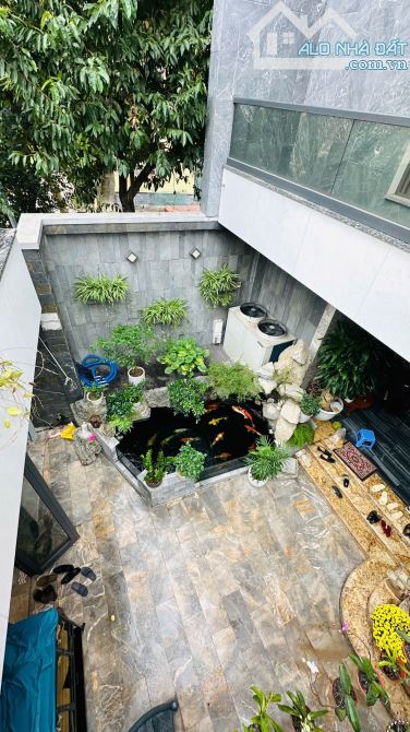 Biệt thự sân vườn, hồ cá Koi gần ngã 4 Metro - 320m2 - 4 tầng - thang máy - giá siêu tốt