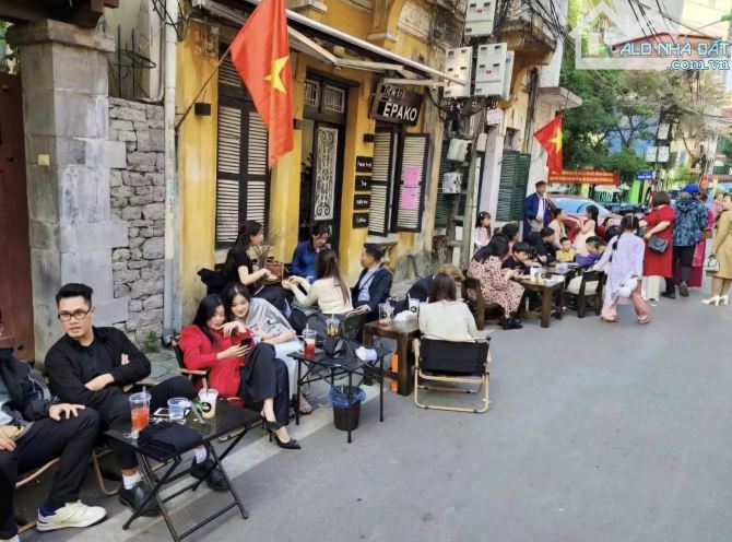 Kiến trúc Pháp cổ, cây xanh bao quanh. Bốn mặt thoáng