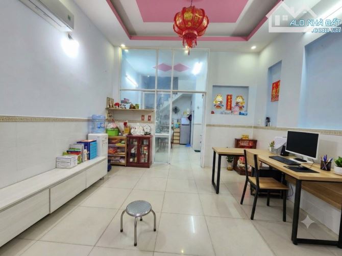 GIÁP ranh Q. 11 - HẺM XE HƠI - CHỦ GẤP BÁN Nhà 3tầng 45m² Đ. Hoà Bình (NGANG 4.5m) 5.8 tỷ
