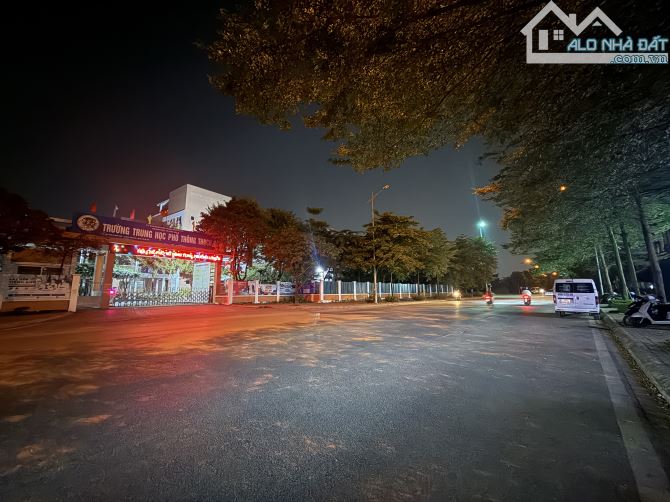 NHÀ DÂN XÂY THẠCH BÀN 80M+3tầng+5.1mt.11.5 tỷ LÔ GÓC Ô CHỜ THANG MÁY GARA Ô TÔ 7 CHỖ HIẾM