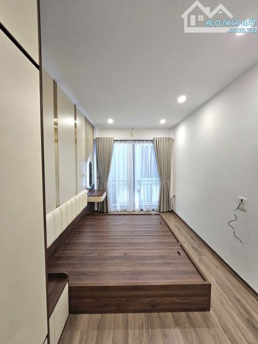 Chỉ nhỉnh 6 tỷ, 5 tầng thang máy, tận 37m2 tại Việt Hưng