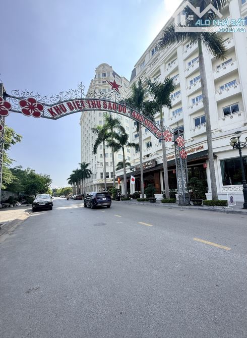Biệt thự sân vườn 288m lô góc Sao Đỏ đường Phạm Văn Đồng - ngang 16m đường 12m - bìa đỏ