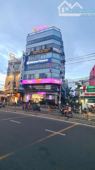 TOÀ NHÀ - GÓC 2MT - 9 TẦNG - 1.800m2 SÀN - DT: 13m x 25m - GIÁ: 7X TỶ - HĐT: 340TR