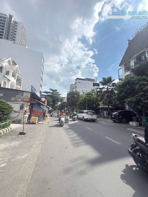 Bán tòa nhà văn phòng 79 Quốc Hương, P. Thảo Điền, DT: 11.04x28m (hầm, 4 lầu có thang máy)