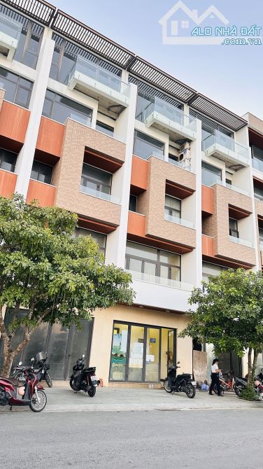 Sập hầm Nhà 5 tầng mặt tiền sông Hoà Xuân view Đảo Kim Cương