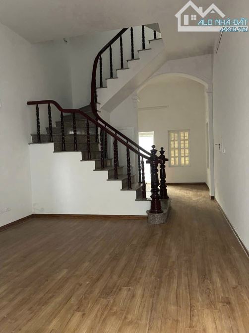 Nguyễn khoái 61m ,3 tầng, 3 phòng ngủ full nội thất , 30m ,ra đường ôtô tránh