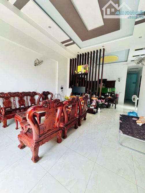 NHÀ HẺM 267 MAI HẮC ĐẾ - DT: 11x25m - H: Đông - GIÁ: 5,7 TỶ