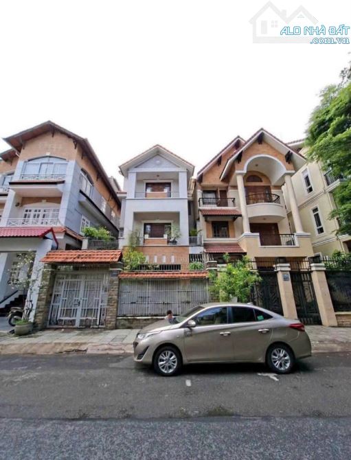 Bán biệt thự mặt tiền đường Hoa Lan, P2, Phú Nhuận. DT: 8*18M. KC: 4 Tầng. Chỉ: 50 tỷ