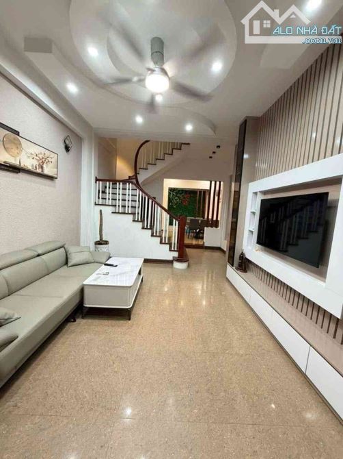 BÁN NHÀ NGUYỄN KHÁNH TOÀN 50M 6 TẦNG SÁT OTO NHÀ DÂN XÂY CHẮC CHẮN NGÕ THÔNG VỊ TRÍ HIẾM