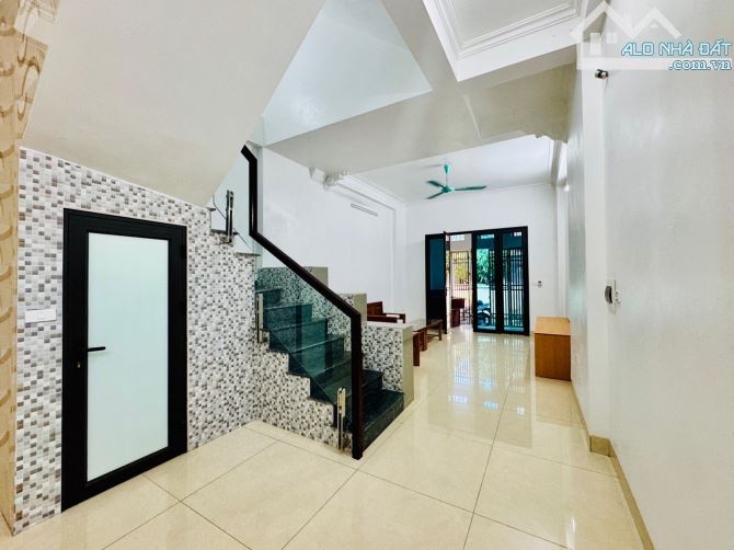 BÁN GẤP NHÀ 66M2, DÂN XÂY, MẶT NGÕ TẠI ĐÔNG MỸ, SỔ ĐỎ RIÊNG, GIÁ 5,3 TỶ