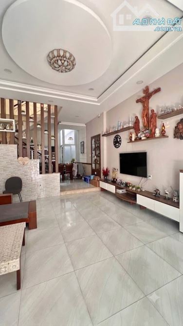 NHÀ 2 LẦU 72m2 , ô tô tận nhà ngay cầu vượt Gò Mây – GIÁ 5TỶ 9 TL