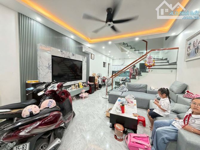 Bán nhà Đằng Hải lô góc 3 tầng dân xây độc lập